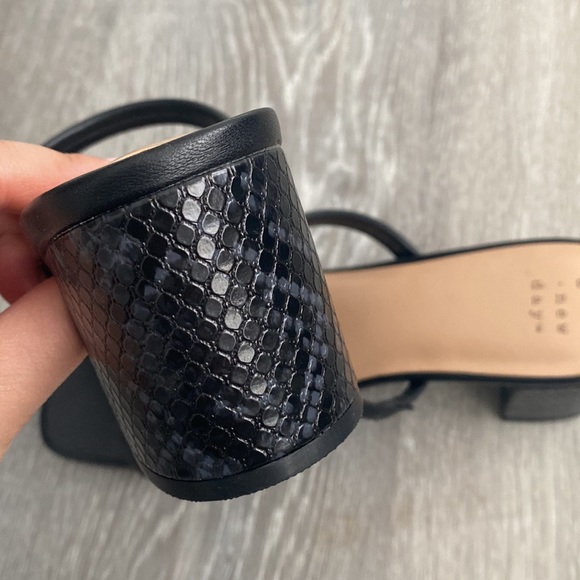 Black block heels - Picture 2 of 5